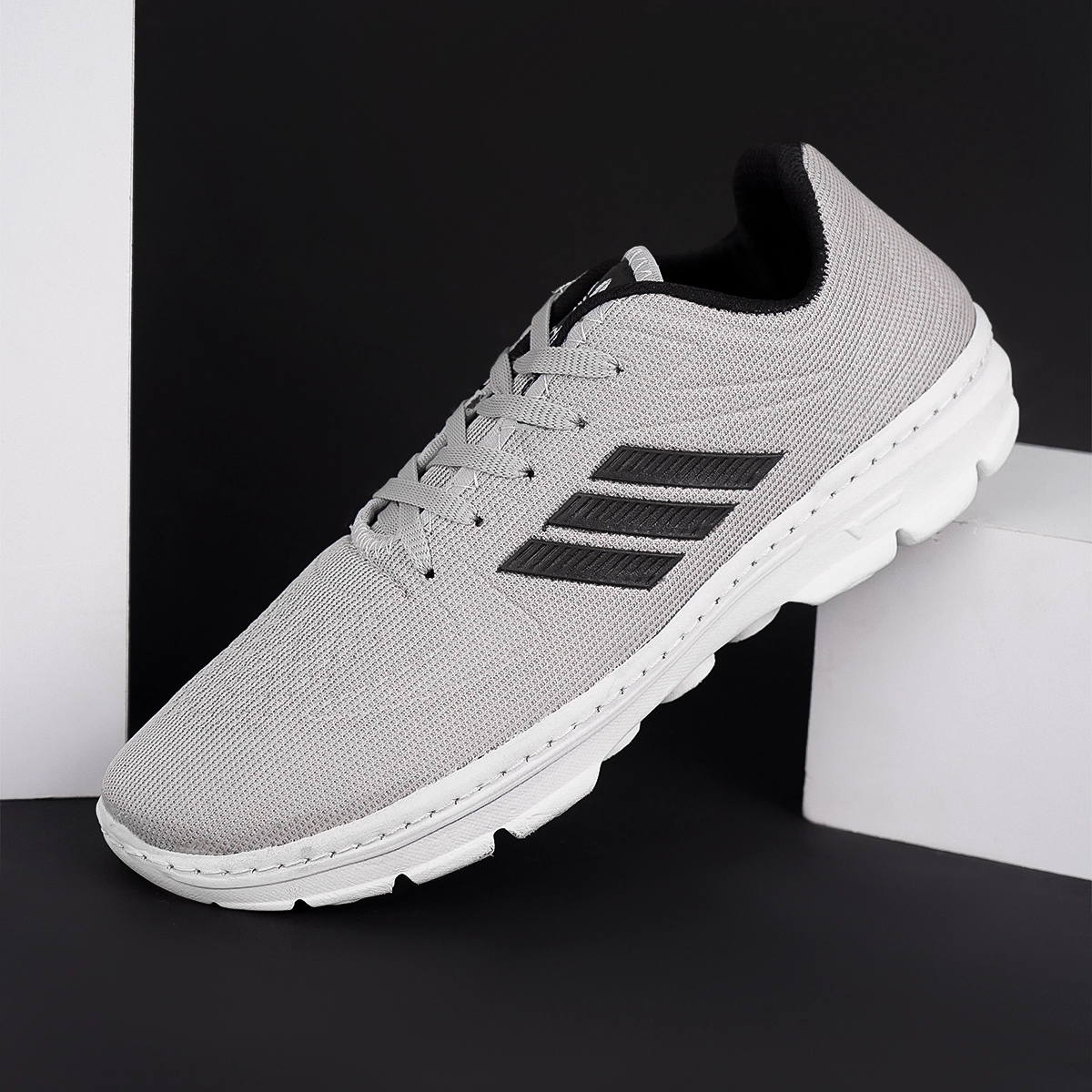 کفش ورزشی مردانه آدیداس طوسی روشن مدل zarax